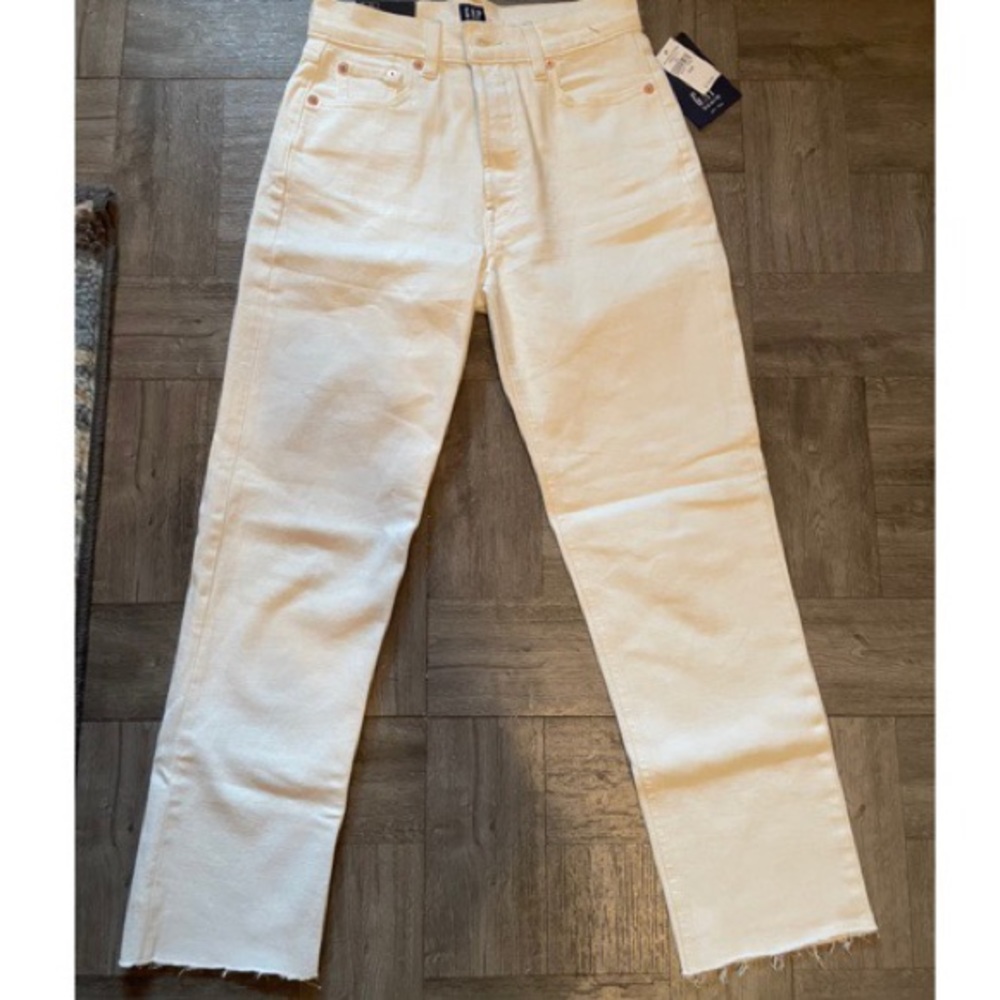 Brand new GAP high rise cheeky straight leg jeans.